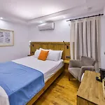 Old Town Hotel *